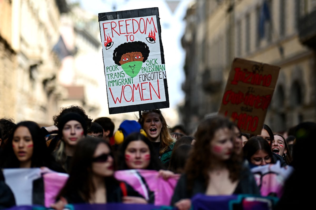 Estudiantes asisten a una manifestación para denunciar la violencia contra las mujeres, como parte del Día Internacional de la Mujer el 8 de marzo de 2024 en Milán (Foto: AFP)