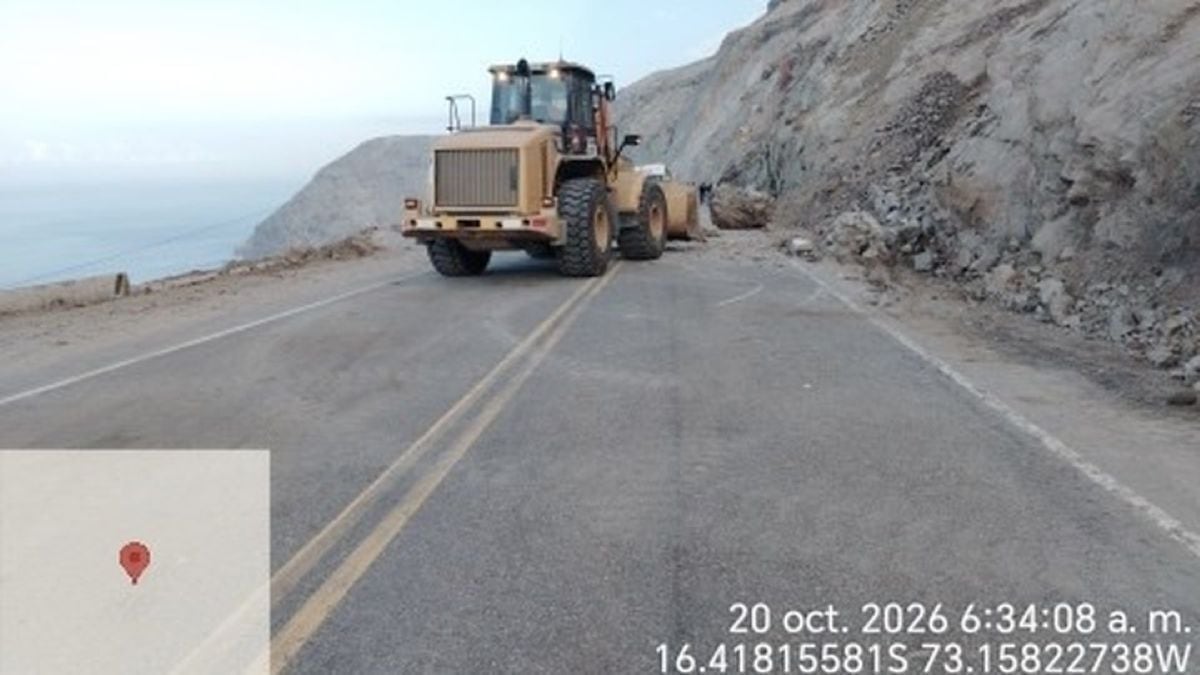 Personal de Provías Nacional y maquinaria pesada participaron en los trabajos de limpieza tras la caída de rocas en el kilómetro 771 de la Panamericana Sur, en Arequipa. Foto: MTC.