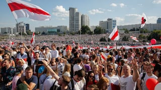Manifestantes bielorrusos inundan la capital, desafiando al ejército