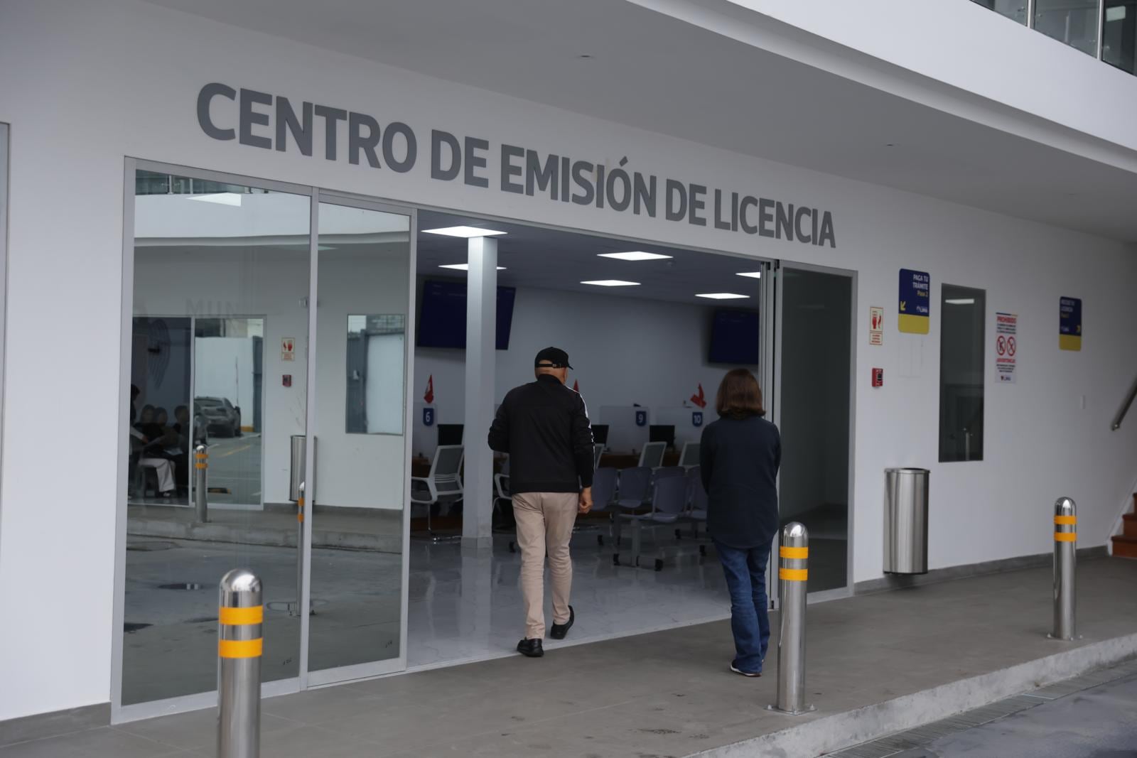 Postulantes realizaron trámites, rindieron el examen de conocimientos y recibieron orientación en los módulos del nuevo Centro de Evaluación y Emisión de Licencias de Conducir "Lima Centro", inaugurado en el Cercado de Lima. (Fotos: Hugo Perez / GEC).