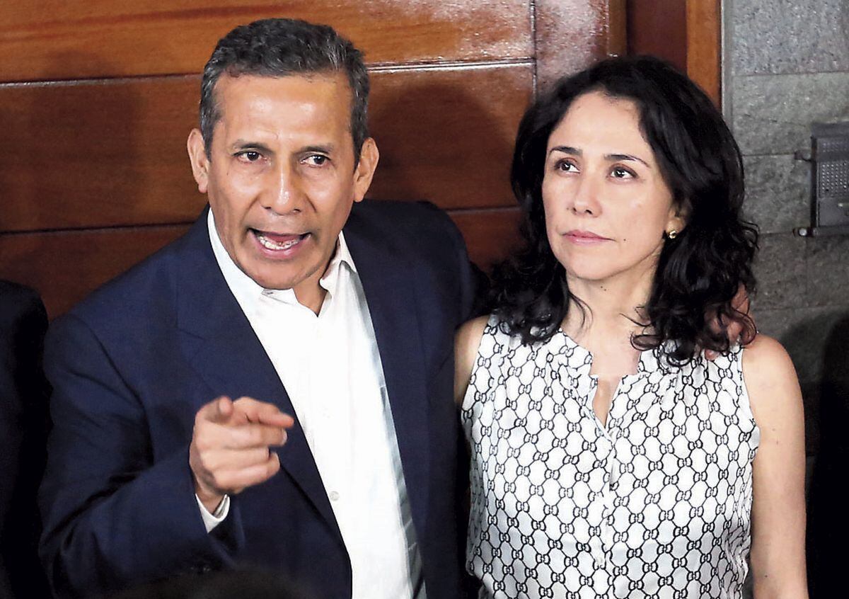 (FILES) In this file photo taken on April 30, 2018 Peru's former President (2011-2016) Ollanta Humala speaks next to his wife Nadine Heredia outside their home after being released from preventative detention awaiting trial on charges of money laundering, in Lima. Ollanta Humala became the first ex-president of Peru to go on trial on February 21, 2022 in a vast corruption case involving Brazilian construction group Odebrecht and bribes paid to politicians. (Photo by Luka GONZALES / AFP)