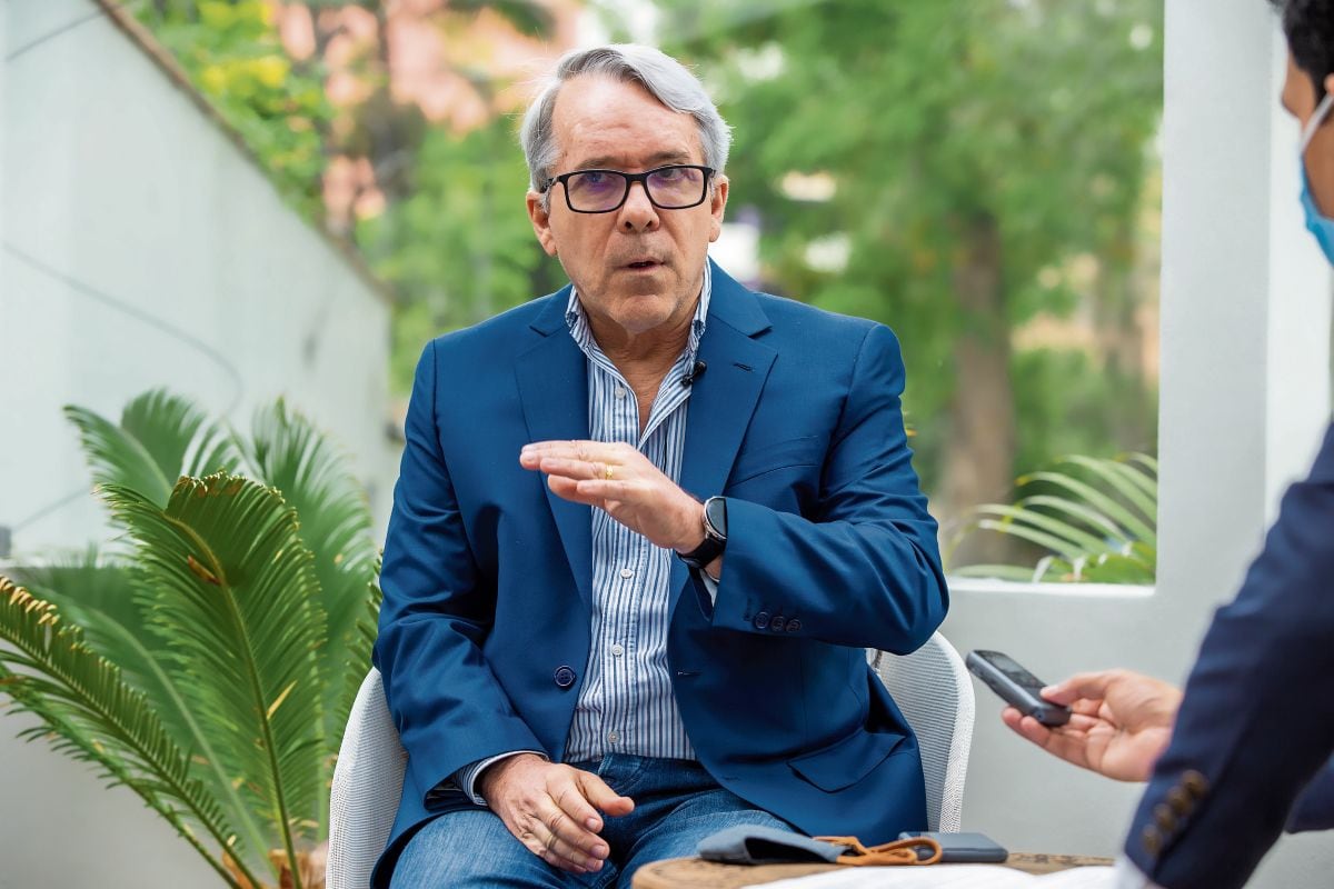 Alfredo Torres, presidente de Ipsos Perú, señaló que los votos pendientes del extranjero y las actas observadas podrían ser determinantes en el resultado final de la elección. Foto: GEC.