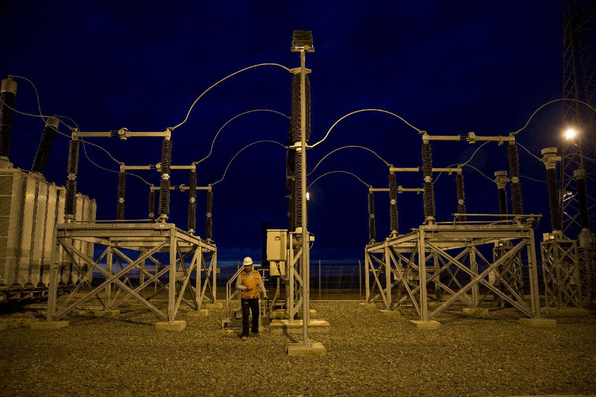 Un trabajador se encuentra frente a la central eléctrica en la región de Antofagasta, Chile.