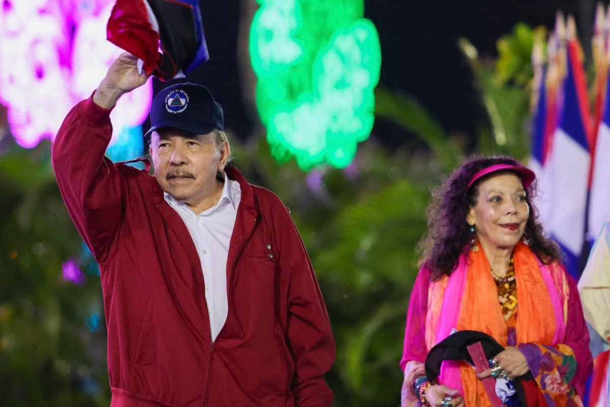 El presidente de Nicaragua, Daniel Ortega, saludando junto a su esposa y copresidenta, Rosario Murillo, en Managua, el 19 de julio de 2026. (Cesar PEREZ / El 19 DIGITAL / AFP)