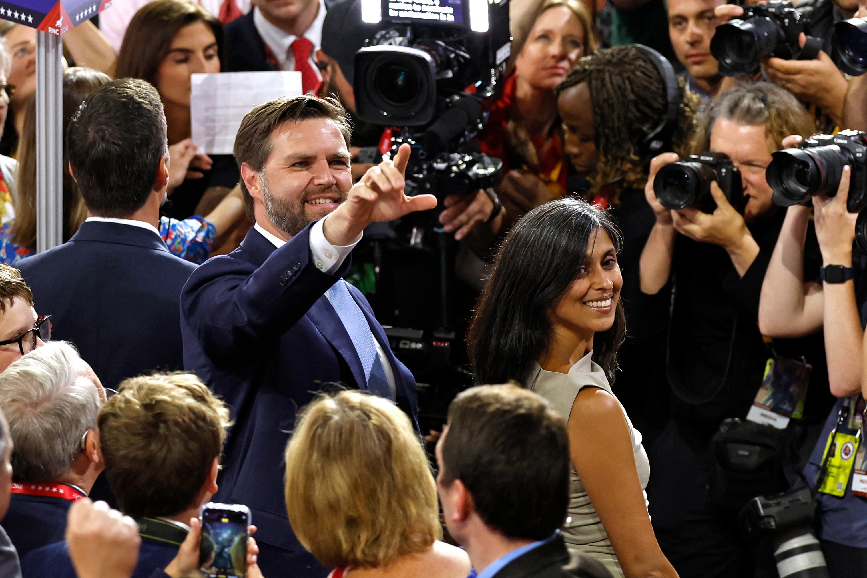 Usha y J. D. Vance en un evento político en Estados Unidos (Foto: AFP)