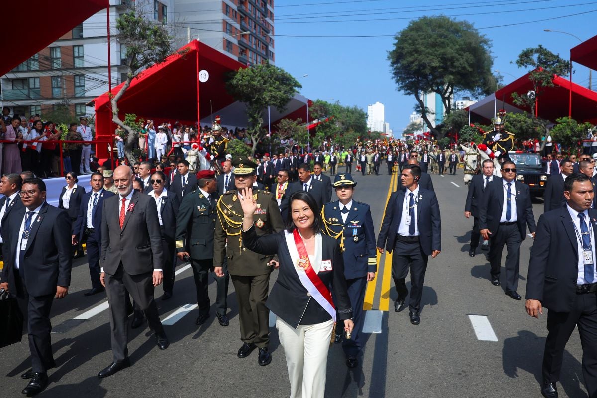 La presidenta de la República, Keiko Fujimori, se acerca al palco oficial. Foto: Presidencia.