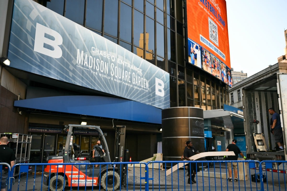 Trabajadores descargan suministros en las afueras del Madison Square Garden, el lugar donde, según se informa, se celebrarán las bodas de la cantante pop Taylor Swift y el atleta profesional Travis Kelce, en la ciudad de Nueva York el 3 de julio de 2026. (Foto: ANGELA WEISS / AFP)