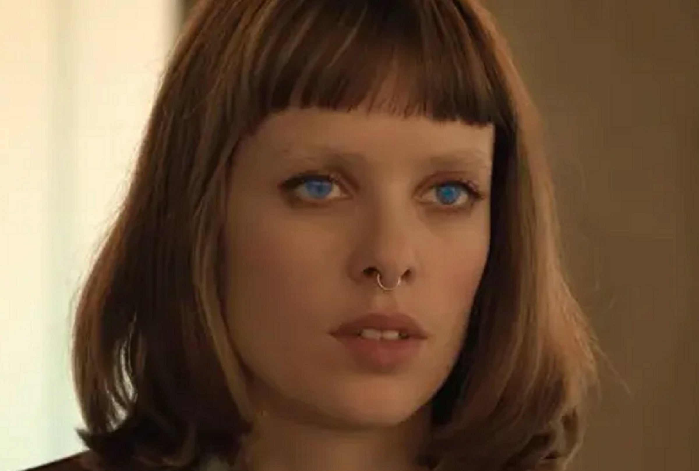 Alba Planas da vida a Rebeca, una de las primeras en probar el nuevo invento, en la serie española "Day One" (Foto: Amazon Prime Video)