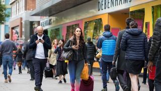 Gasto de consumidores británicos cae por primera vez en casi 4 años