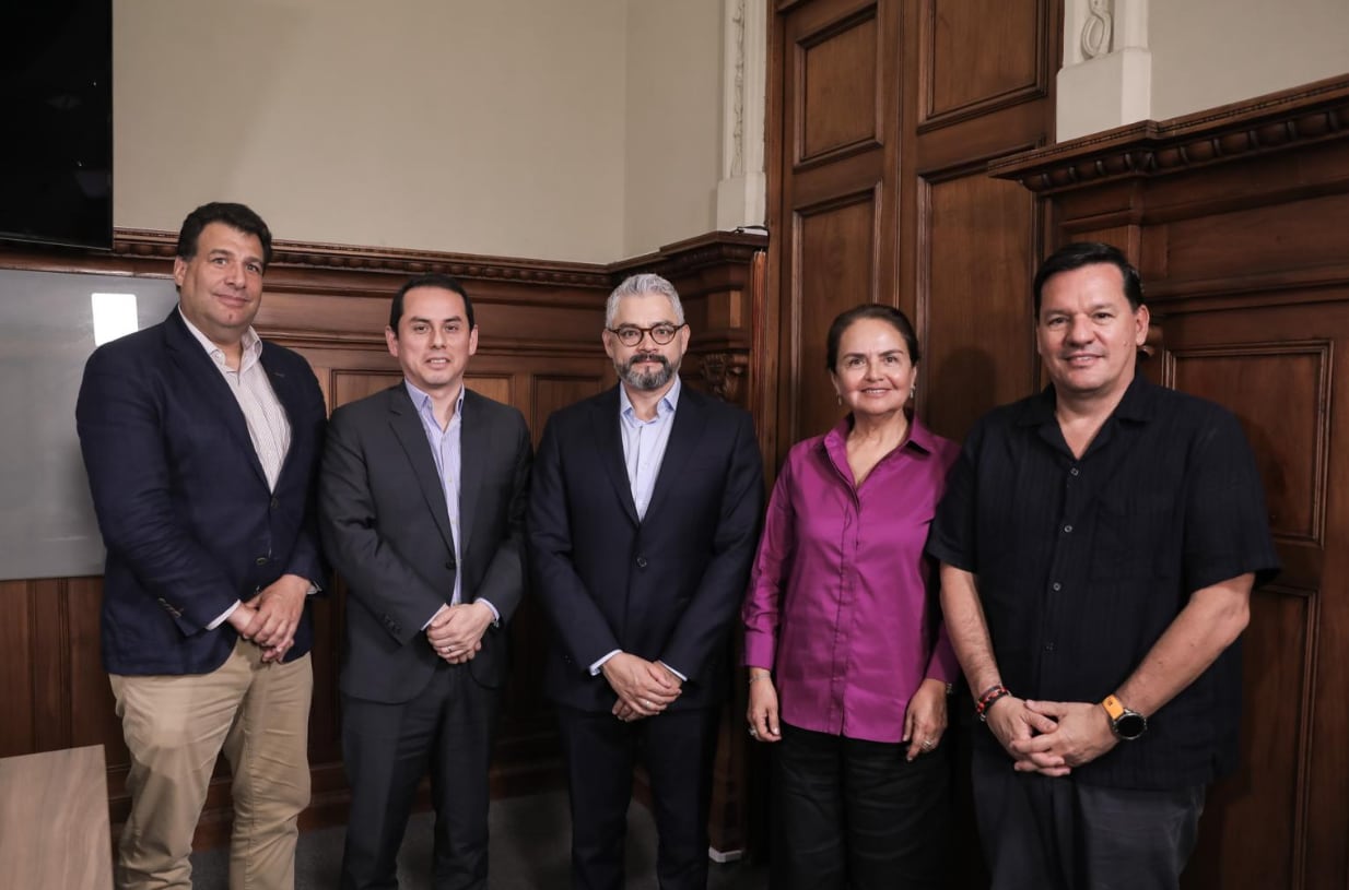 De izquierda a derecha, Luis Alfonso Carrera, Carlos Gallardo, Omar Mariluz, Rosario Bazán y José Iturriaga. (Foto: GEC/Joel Alonzo)