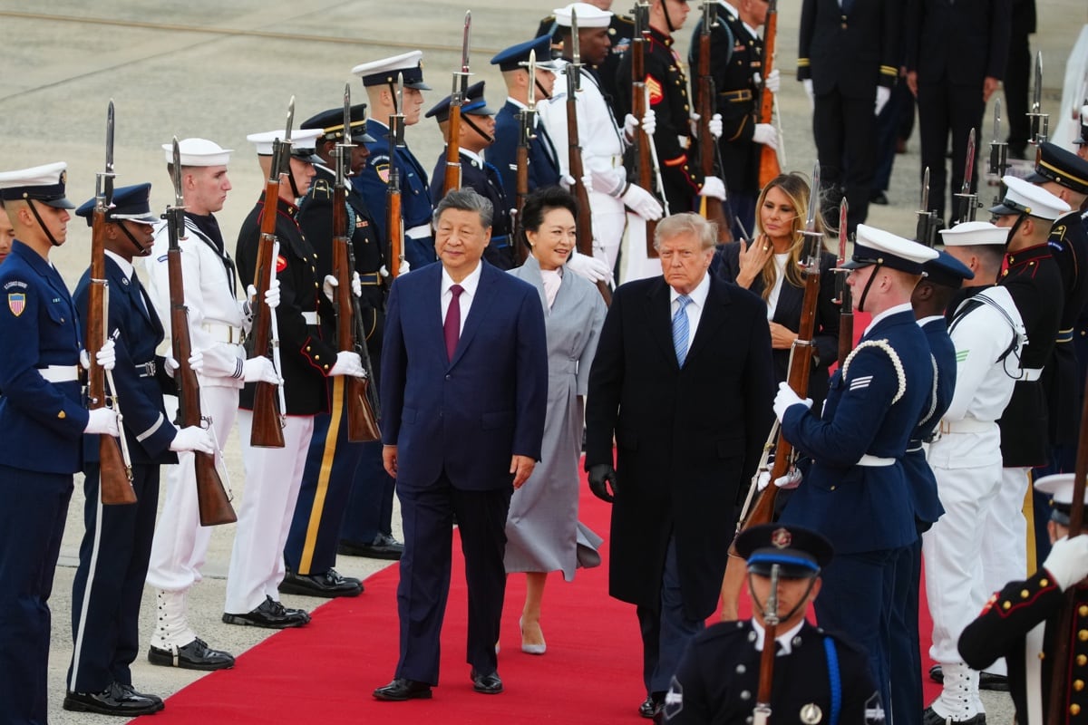 El presidente de China, Xi Jinping, junto al presidente de Estados Unidos, Donald Trump, durante una ceremonia de llegada en la Base Conjunta Andrews, Maryland, EE.UU., el 23 de septiembre de 2026. (EFE/EPA/Al Drago)