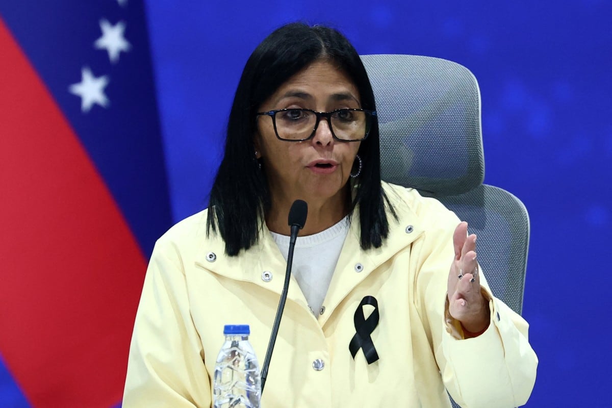 La presidenta Delcy Rodríguez indicó que quienes perdieron sus apartamentos conservan sus derechos sobre el terreno y tendrán el apoyo del Estado para la reconstrucción. (Lucas AGUAYO / AFP)