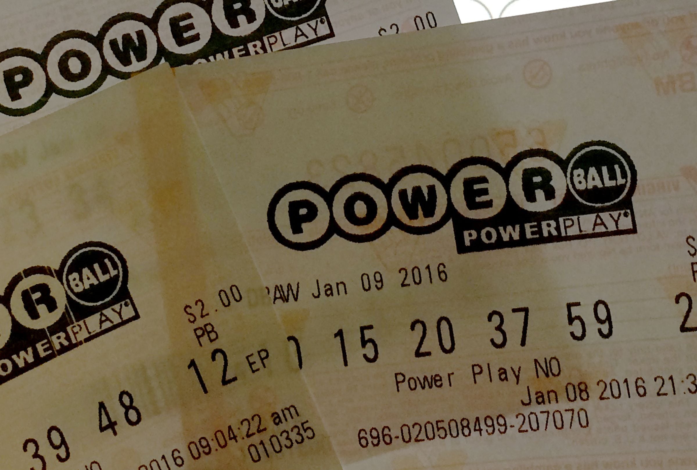 En esta nota conocerás los resultados del sorteo del Powerball del lunes 04 de mayo y descubrir si alguien se quedó con el premio mayor. (Foto: KAREN BLEIER / AFP)