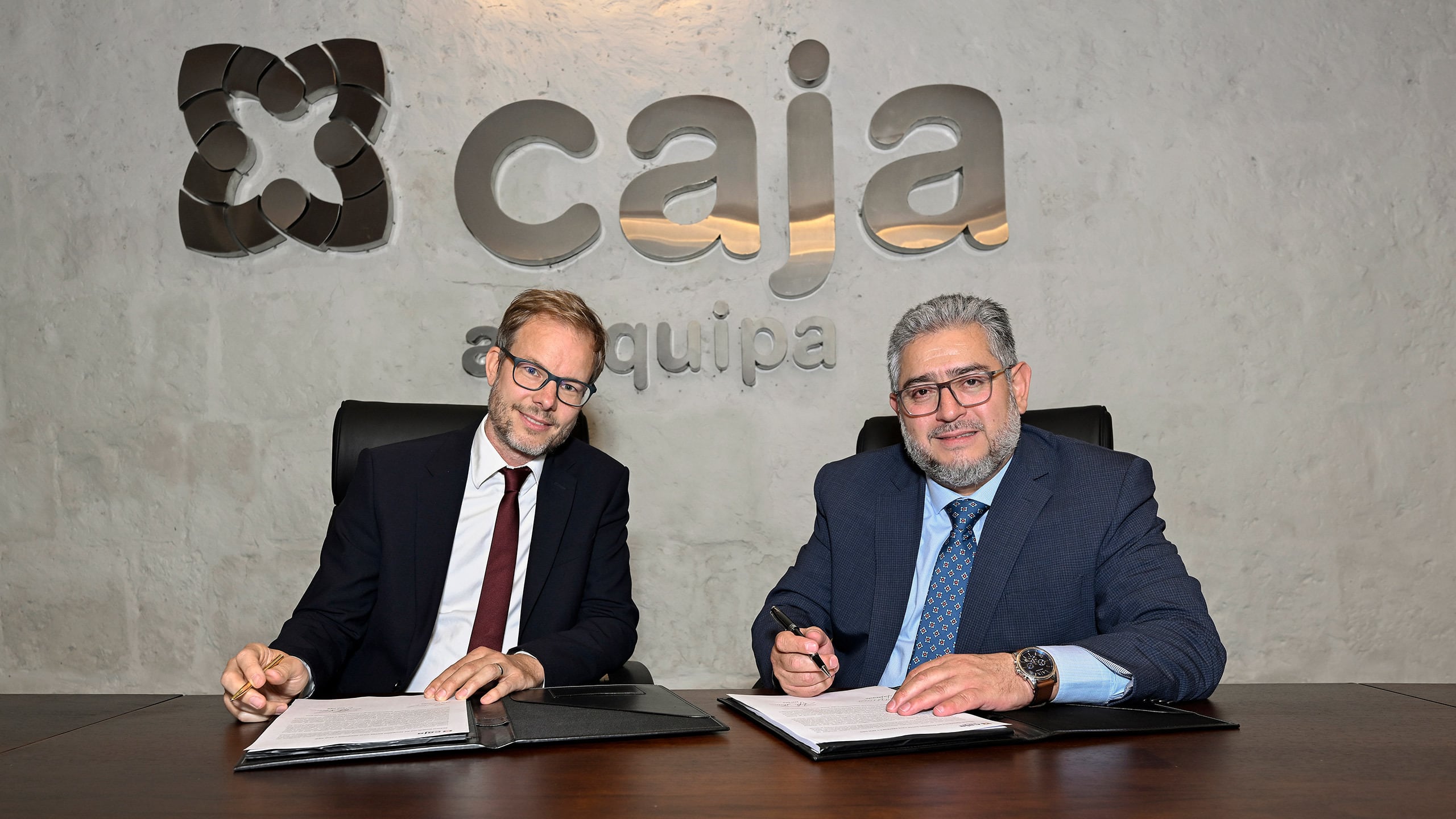 Stefan Blum, Office Director Andean Región de DEG y Carlos A. Rodríguez Martínez, Presidente de Directorio de Caja Arequipa.