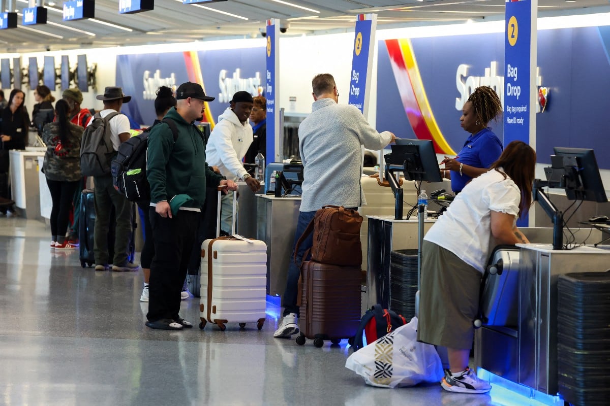 La decisión causó críticas de activistas y viajeros frecuentes, aunque también recibió respaldo de algunas figuras públicas. (Foto: AFP)