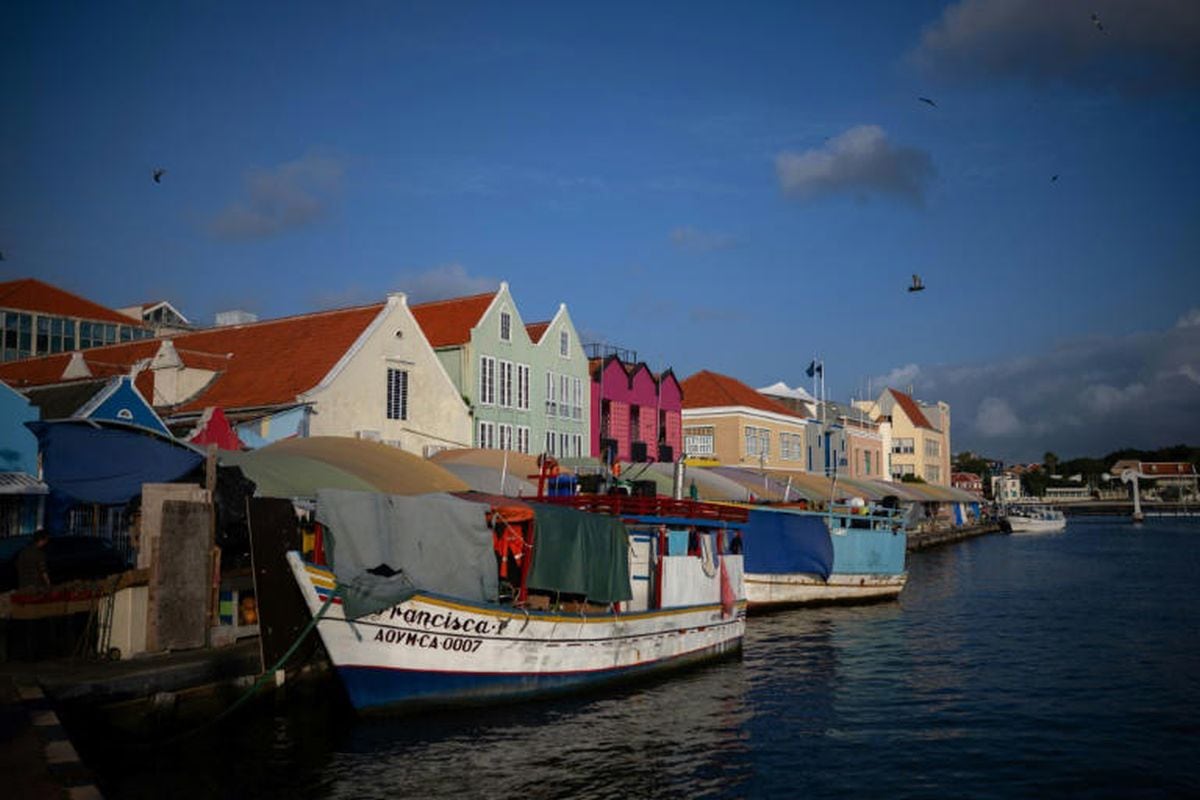 El mercado flotante y edificios coloniales en el casco antiguo de Willemstad, Curazao, en el Caribe holandés. | Federico PARRA / AFP