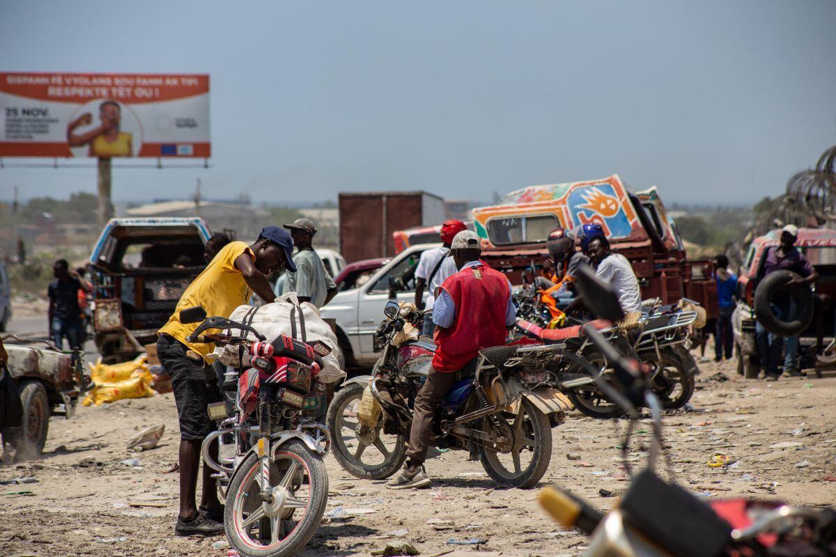 Un motociclista amarra un paquete a su moto cerca de Sonapi, el principal parque industrial del país, en Puerto Príncipe (Haití). EFE/ Mentor David Lorens