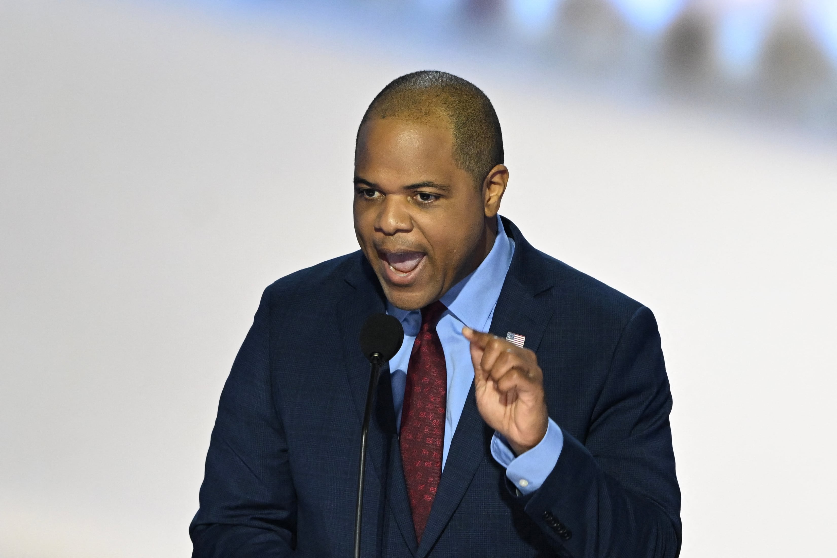 Ante la presión del gobierno estatal de Texas, el alcalde de Dallas, Eric Johnson tuvo que modificar su política oficial para no perder sus fondos de seguridad pública. (Crédito: ANDREW CABALLERO-REYNOLDS / AFP)