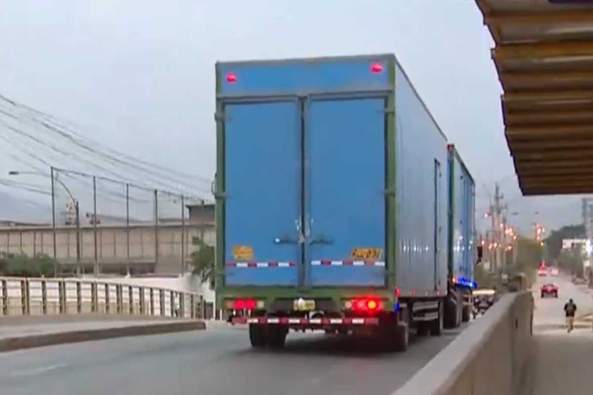 Incluso lo básico se debilita. Puentes en la Carretera Central en riesgo, a pocas horas de Lima. Se trata de una señal de fragilidad estructural, visible en lo cotidiano. (Foto: Captura/América Noticias)