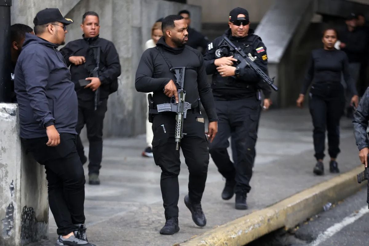 Personal de seguridad del gobierno camina cerca del palacio presidencial de Miraflores, en Caracas, el 3 de enero. Foto: Pedro Mattey/AFP/Getty Images
