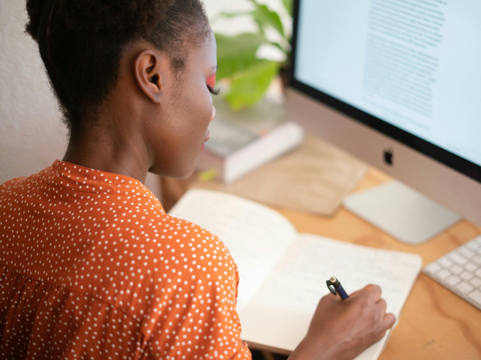 Descubre oportunidades laborales emocionantes desde la comodidad de tu hogar, incluso si careces de experiencia previa (Foto: Pexels)