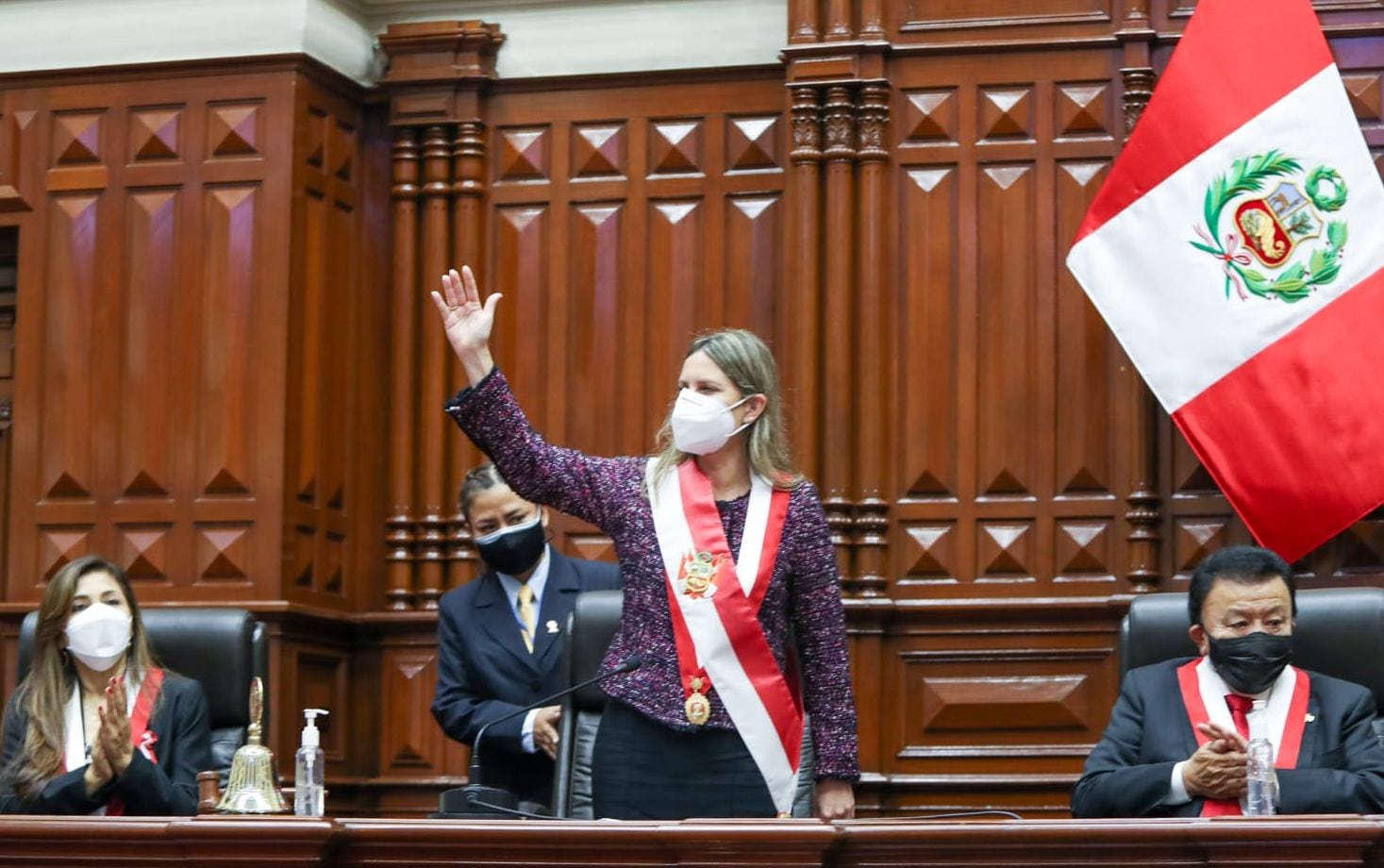 El oficial mayor entregó la banda presidencial a la presidenta del Congreso,
Maricarmen Alva. "Es para mi un gran honor recibir, por breves momentos, la banda presidencial que simboliza el mando supremo de la Nación", señaló la titular del Parlamento.