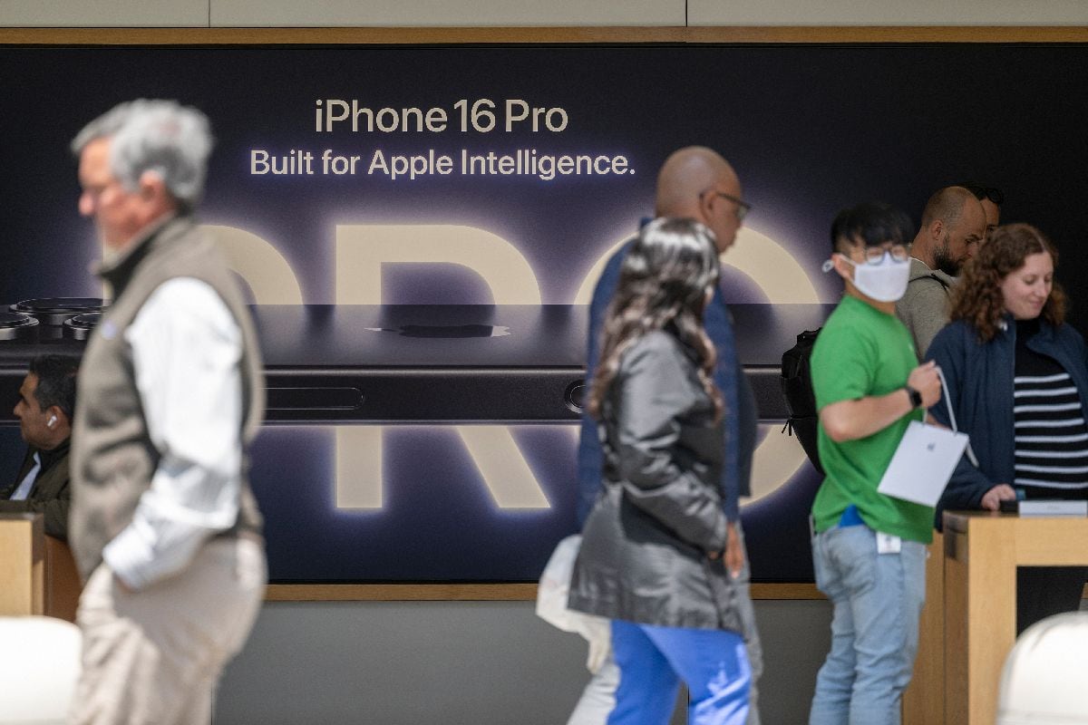 Apple comenzó a promocionar las nuevas funciones de Siri con el iPhone 16 en 2024.