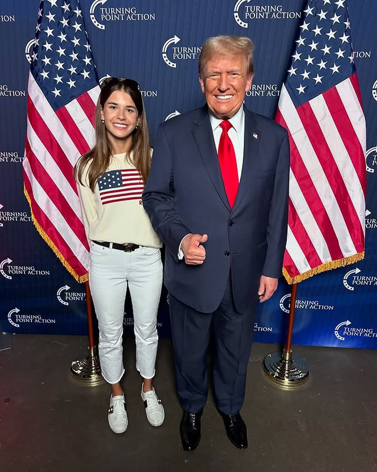 Donald Trump junto a su nieta mayor, quien sube contenido más fresco de su familia (Foto: Kai Madison Trump / Instagram)