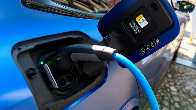 Productores de litio advierten que oferta mundial podría no satisfacer demanda de vehículos eléctricos