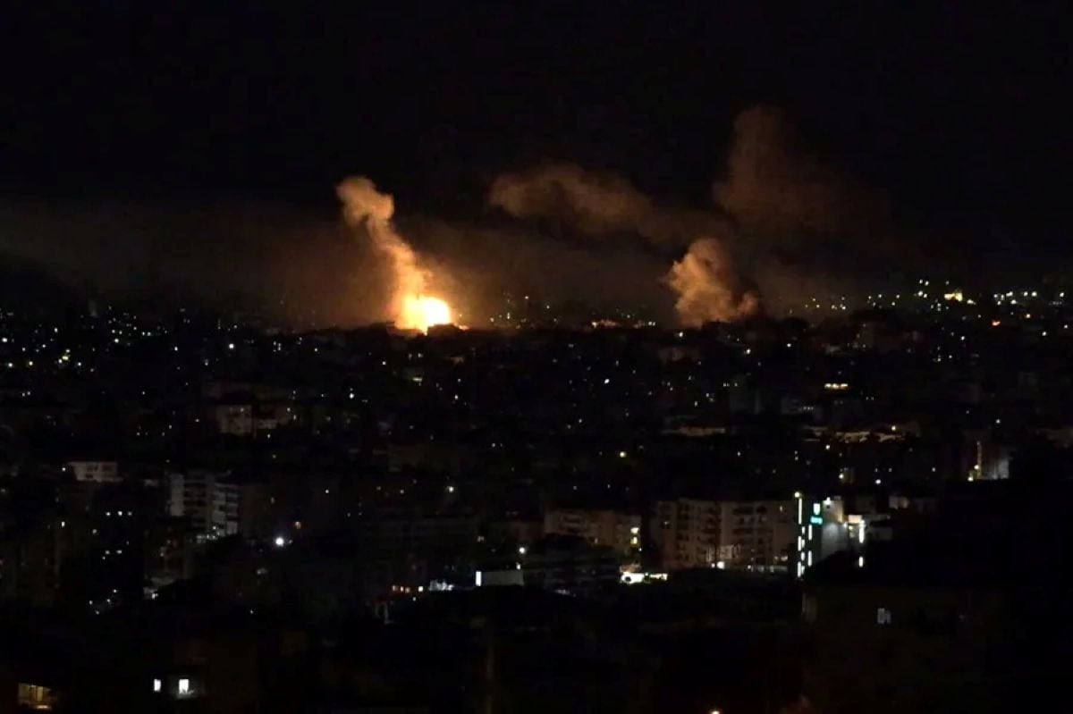 Columnas de humo se elevan sobre Beirut tras los bombardeos israelíes. Foto: EFE.