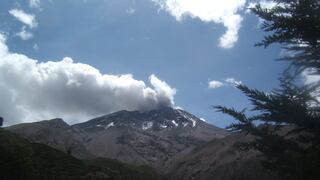 Explosiones y emisión de ceniza agravan erupción de volcán Ubinas en Perú