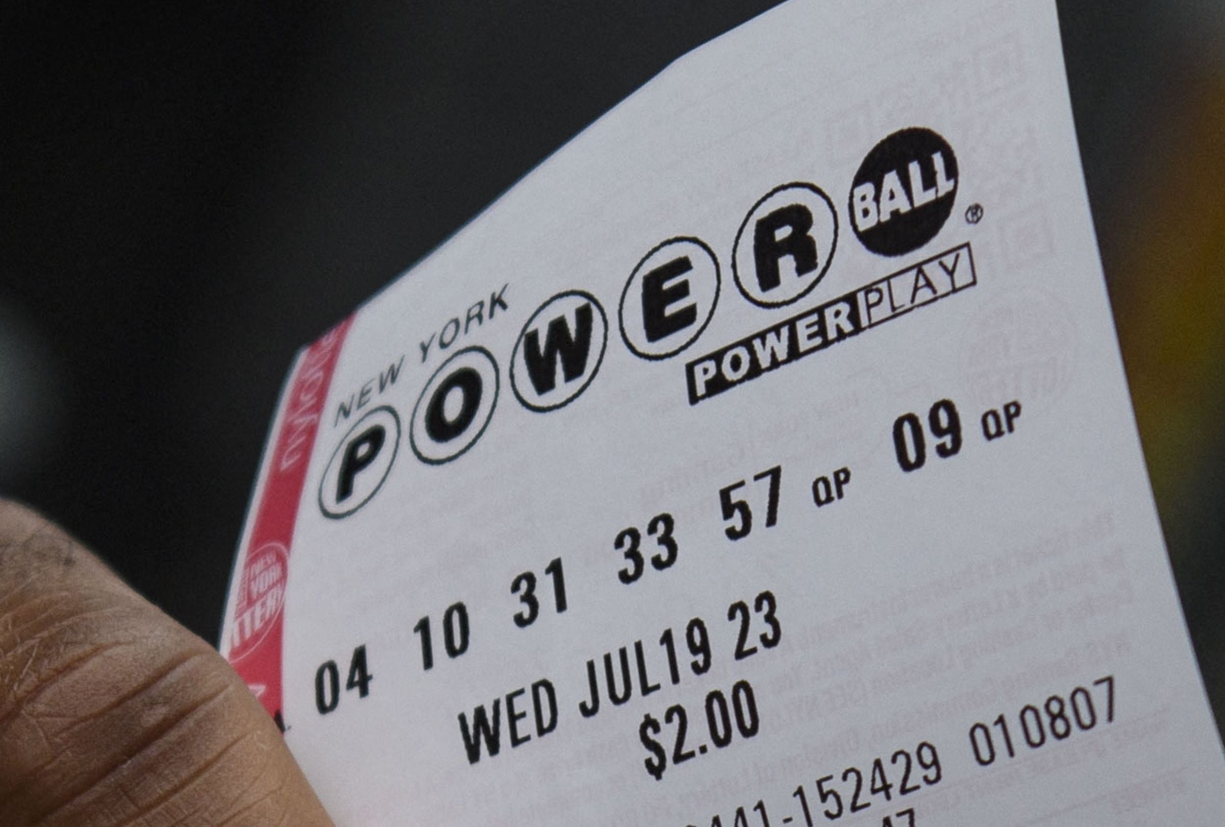 En esta nota conocerás los resultados del sorteo del Powerball del lunes 20 de abril y descubrir si alguien se quedó con el premio mayor. (Foto: ANGELA WEISS / AFP)
