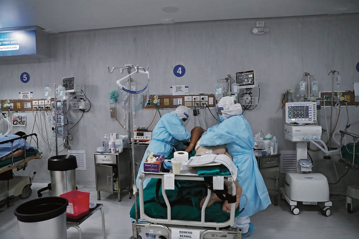 Congreso aprobó ampliar norma que permite a médicos tener doble empleo en el Estado durante emergencia sanitaria. (Foto: GEC)