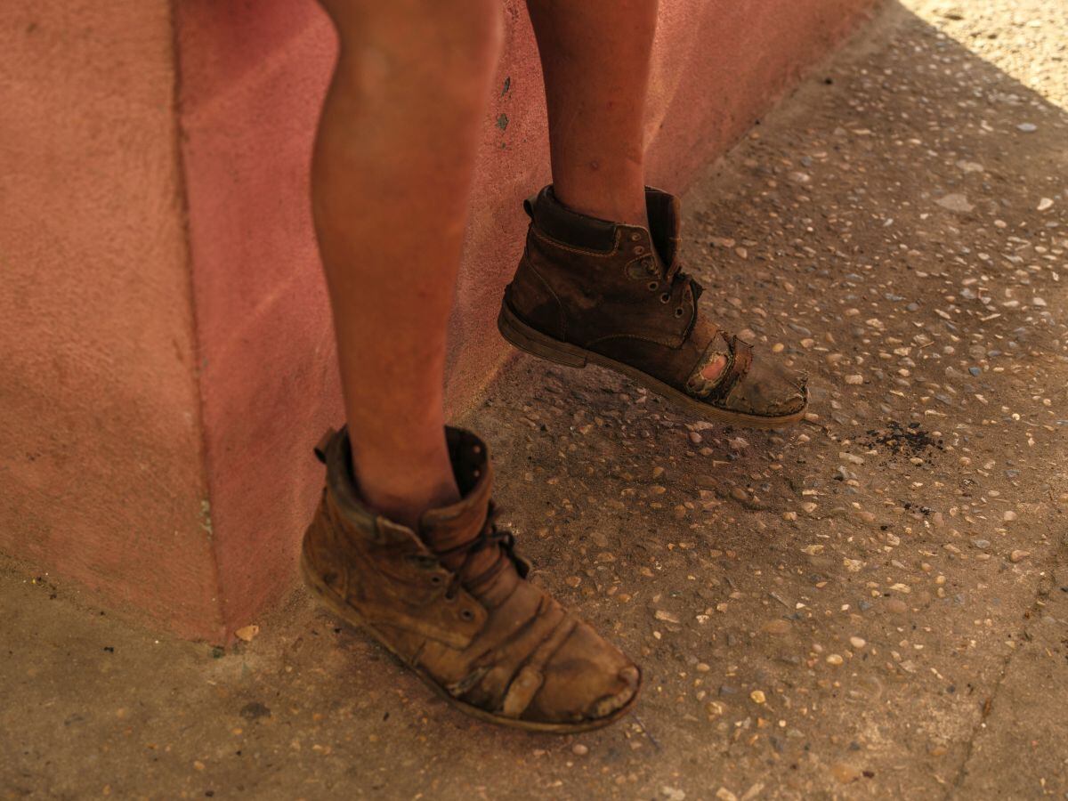 Las botas de un migrante hondureño afuera de un albergue para migrantes en Villahermosa. Fotógrafo: Alejandro Cegarra / Bloomberg
