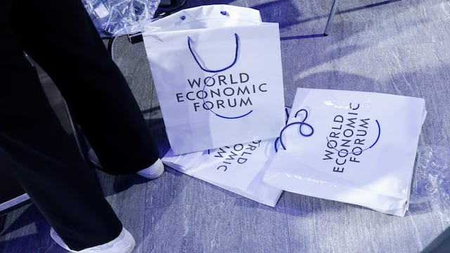 Banqueros en Davos se suman a cautela sobre recortes de tasas