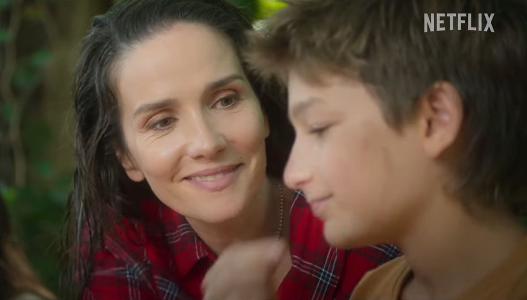 "Campamento con mamá" es una película que sigue a una madre controladora que intenta reconectar con su hijo adolescente (Foto: 100 Bares / Netflix)