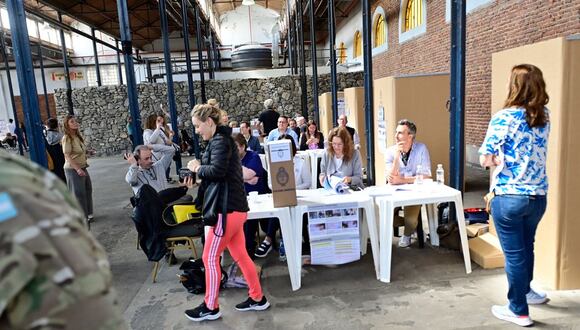 Ciudadanos votan en las elecciones generales en Argentina. (Foto: EFE/ Matías Martín Campaya)