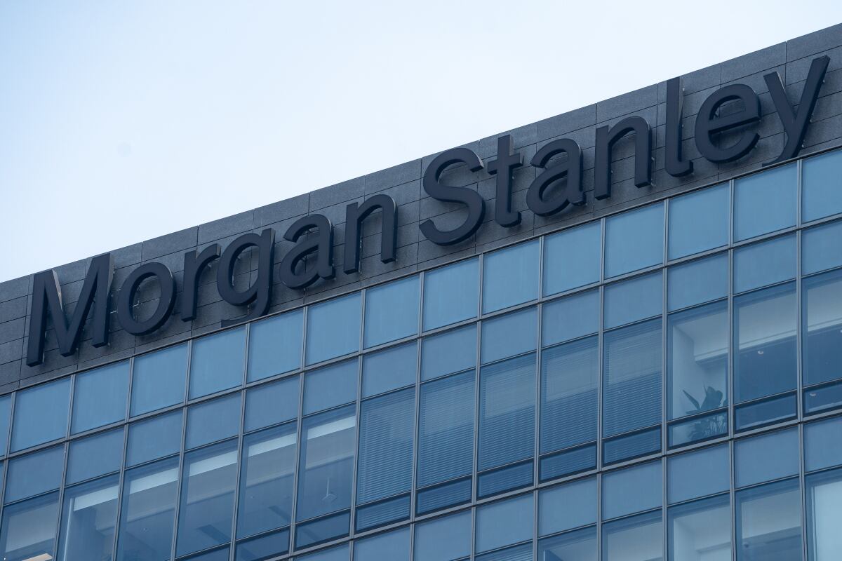 Letrero de Morgan Stanley en lo alto de un edificio en Beijing, China, el miércoles 19 de julio de 2023. Foto: Bloomberg