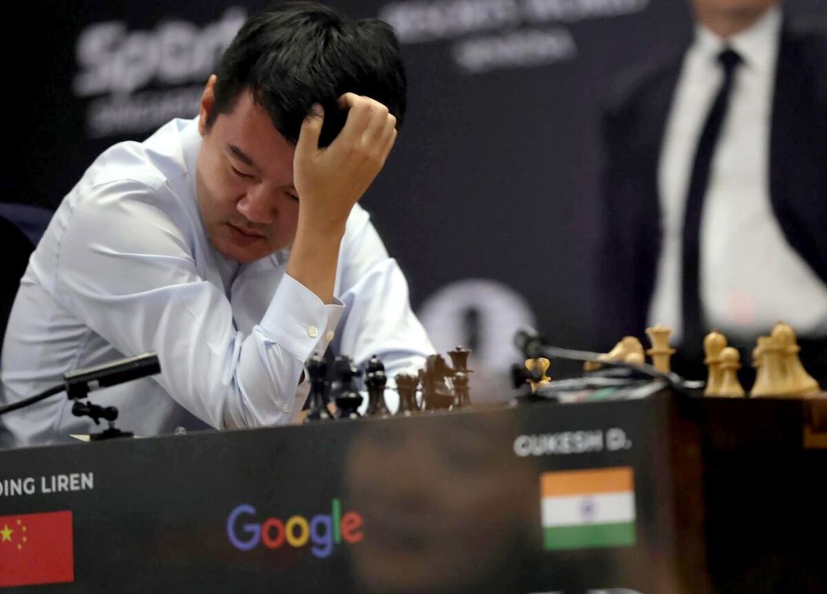 El gran maestro de ajedrez chino Ding Liren reacciona al final de la partida 14 tras ser derrotado por Gukesh Dommaraju de India (no en la foto) en el Campeonato Mundial de Ajedrez de la FIDE en Singapur, el 12 de diciembre de 2024. EFE/EPA/HOW HWEE YOUNG