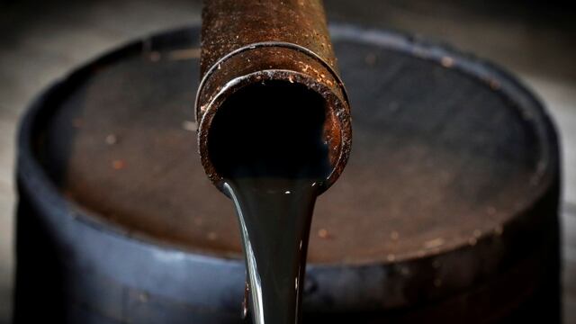 El petróleo en fuerte alza, impulsado por compras especulativas