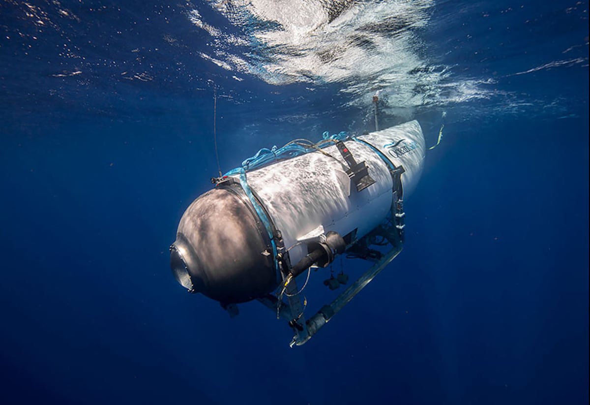 Esta imagen sin fecha, cortesía de OceanGate Expeditions, muestra su sumergible Titan comenzando un descenso. Los equipos de rescate ampliaron su búsqueda bajo el agua el 20 de junio de 2023, mientras corrían contra el tiempo para encontrar un sumergible turístico Titán de buceo profundo que desapareció cerca de los restos del Titanic con cinco personas a bordo y oxígeno limitado. Se perdió toda comunicación con la nave Titan de 21 pies (6,5 metros) durante un descenso el 18 de junio al Titanic, que se encuentra a una profundidad de presión aplastante a más de dos millas (casi cuatro kilómetros) por debajo de la superficie del Atlántico Norte. (Photo by Handout/OceanGate Expeditions/AFP)