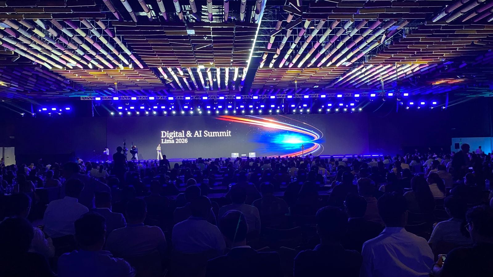 Expertos nacionales e internacionales compartieron tendencias sobre inteligencia artificial y transformación empresarial durante el Digital & AI Summit Lima 2026.