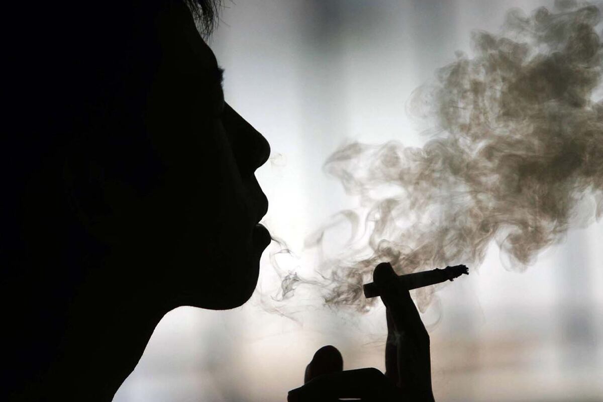 “Los países que implementan duros controles contra el tabaco pueden esperar unos 30 años hasta que se revirtiera la tasa de prevalencia (...) y se vea una caída del número de muertes por tabaco”, señala el informe. (Foto: archivo/difusión)