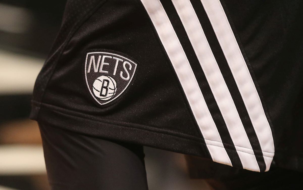 NUEVA YORK, NY - 23 DE NOVIEMBRE: Los jugadores de los Brooklyn Nets visten trajes que llevan el logotipo del equipo antes del partido contra Los Angeles Clippers en el Barclays Center el 23 de noviembre de 2012 en el distrito de Brooklyn de la ciudad de Nueva York. (Foto de Bruce Bennett/Getty Images)