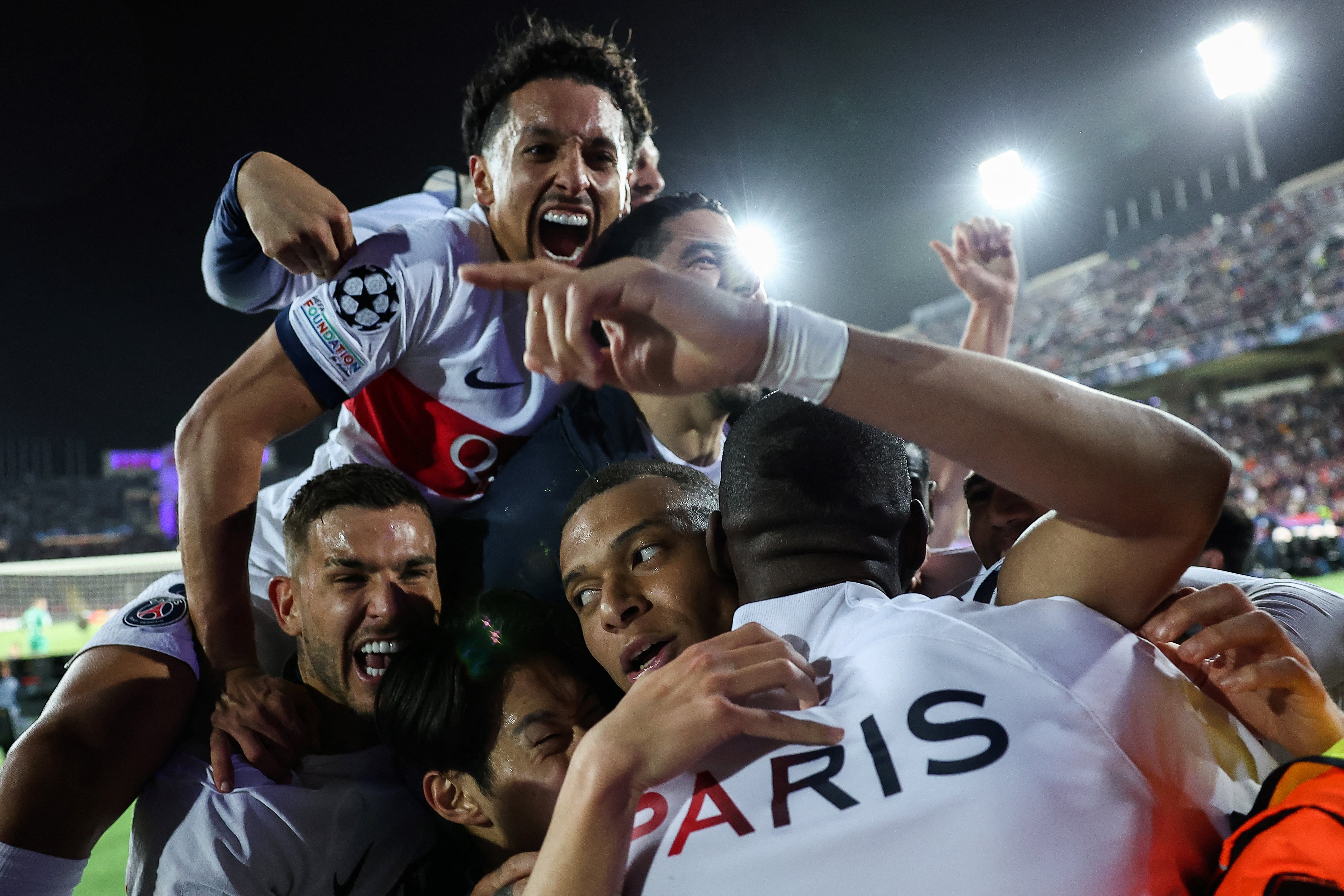 El PSG celebra la clasificación a la semifinal de la Champions Legue tras el segundo gol de Kylian Mbappé que sirvió para cerrar el resultado de 4-1 sobre el FC Barcelona en España. (Foto de FRANCK FIFE / AFP)
