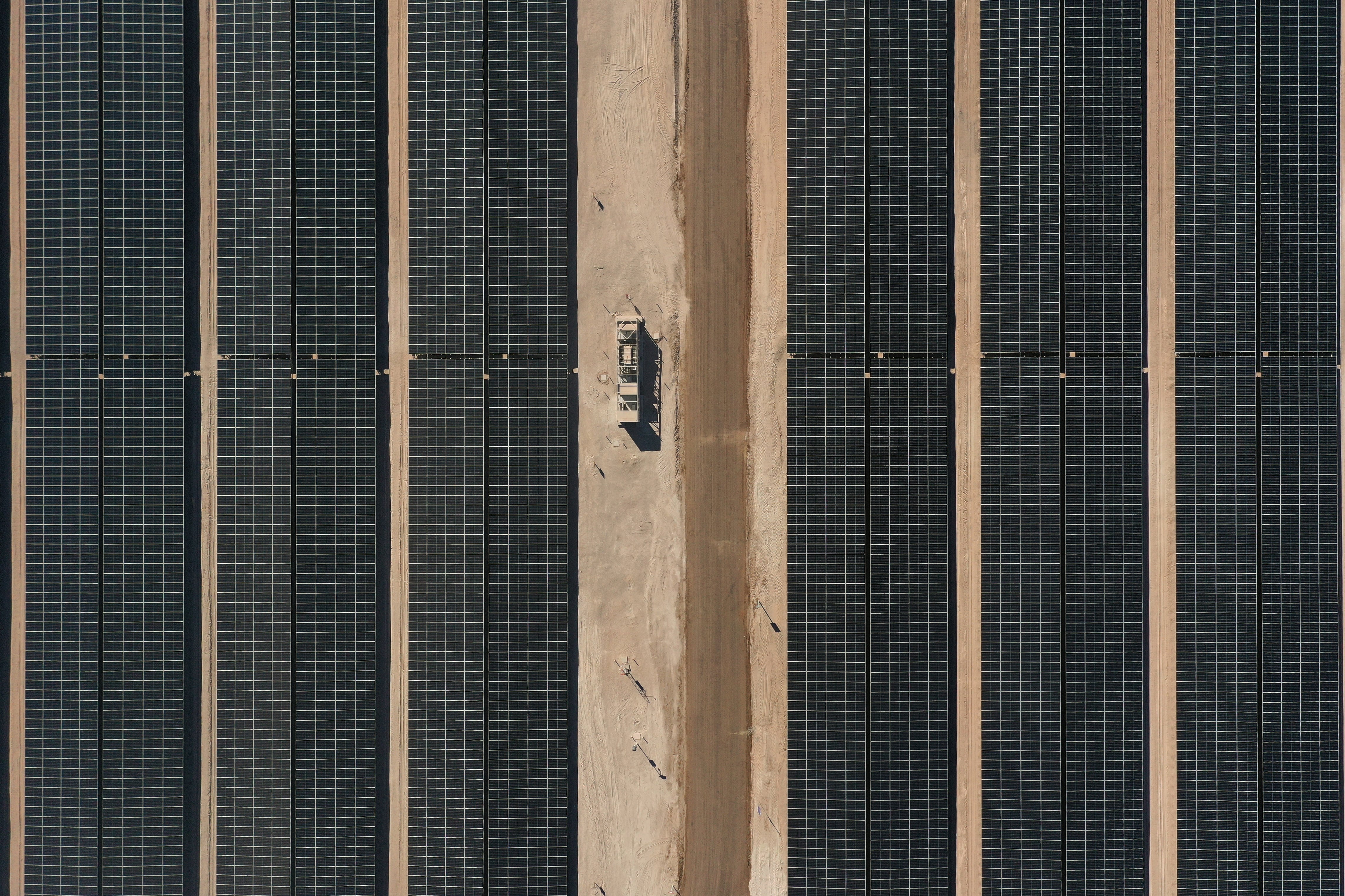 Vista aérea de la planta solar CEME1 tomada el 8 de julio de 2024, cerca de la localidad de María Elena, región de Antofagasta, Chile. (Foto de Pablo ROJAS / AFP)