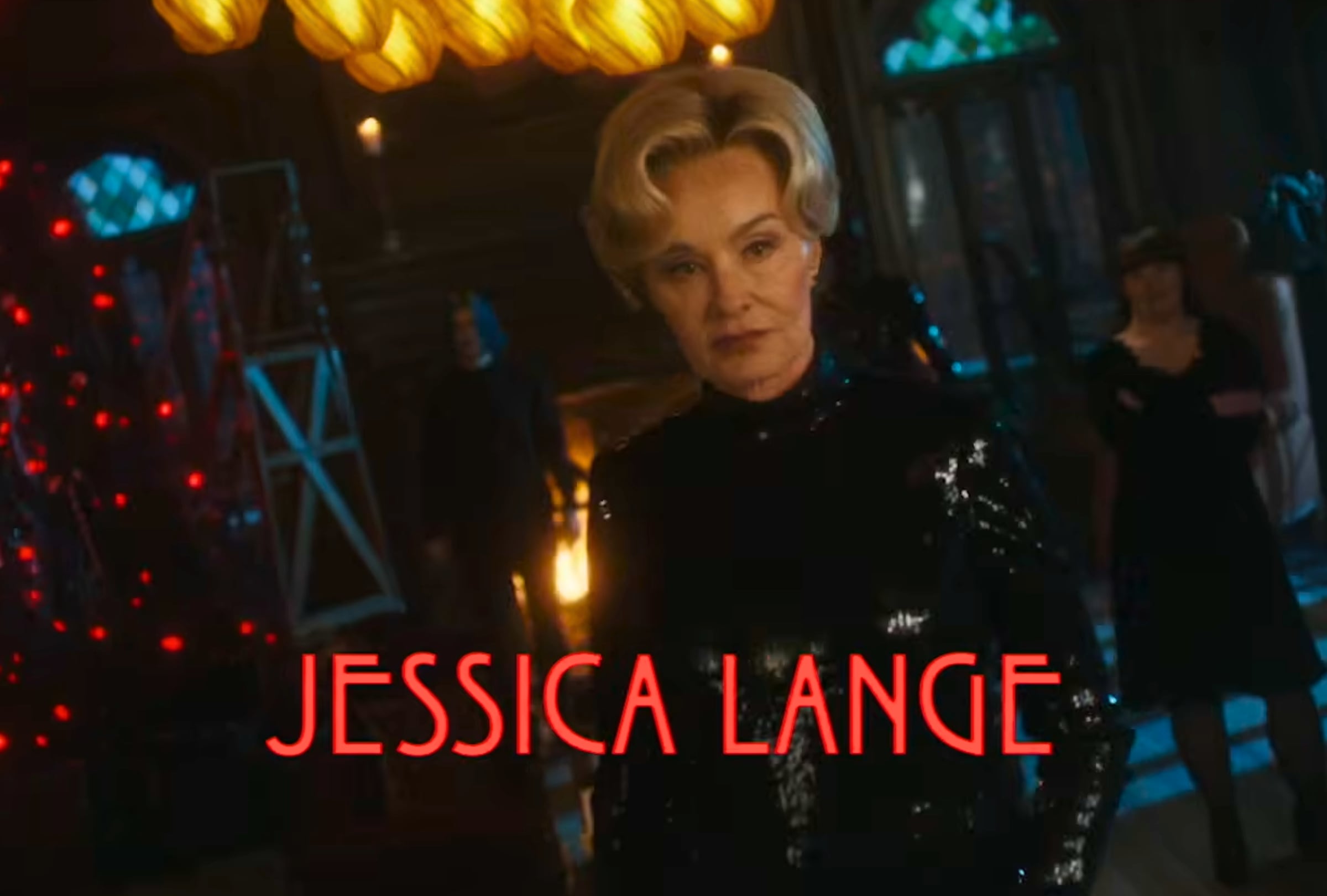 El emblemático personaje Constance Langdon, interpretado por la actriz Jessica Lange, reaparece con un elegante atuendo negro brillante en "American Horror: 13" (Foto: Ryan Murphy Productions)