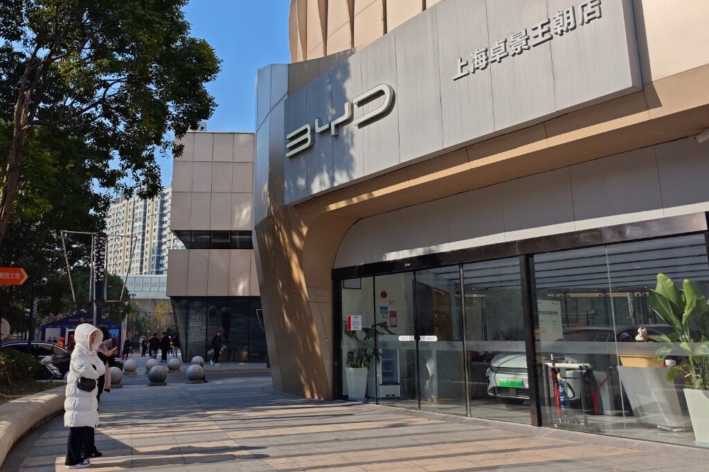 Un taller de automóviles del fabricante chino de vehículos eléctricos BYD Co. Ltd. en Shanghái, este de China, el 27 de diciembre de 2024. (Foto: AFP)