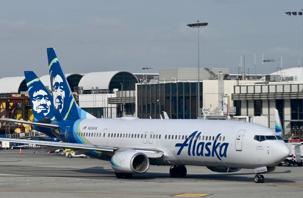 Imagen referencial de un avión de Alaska Airlines en el Aeropuerto Internacional de Los Ángeles (LAX) el 11 de enero de 2023 (Foto: AFP)