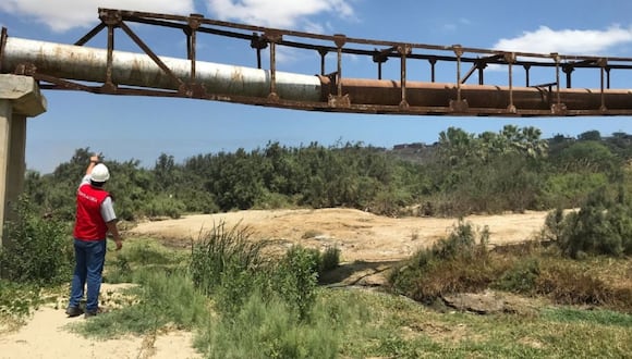 La tubería de línea de conducción, por la cual se abastece de agua potable a miles de habitantes de la provincia de Talara y otros distritos, se encuentra en riesgo de colapso. (Foto: Contraloría General)